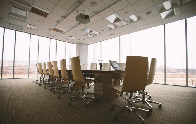 辦公室裝修會議室設(shè)計(jì)落地窗的優(yōu)勢與劣勢分析