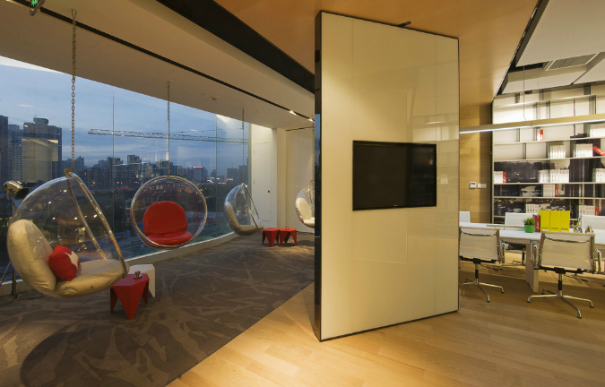 辦公室裝修設計：淺灰色儲物柜，簡約而不失高級感