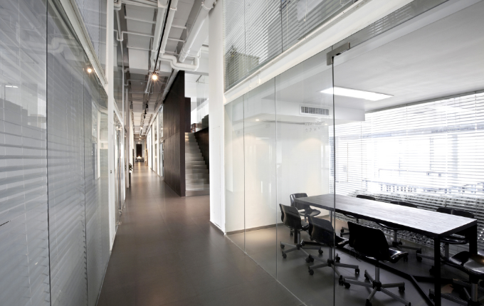 辦公室裝修設(shè)計(jì)：如何選擇既實(shí)用又美觀的更衣柜？